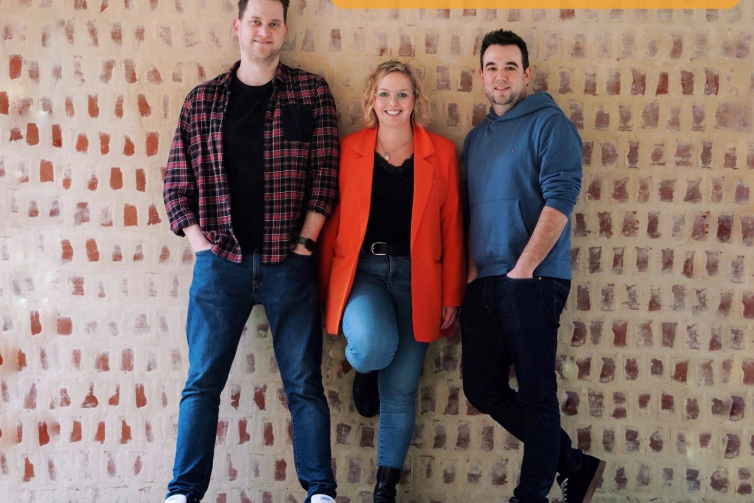 Drei Personen lehnen sich an eine Wand. Dazu steht der Name des Poadcasts: Eierlikör und Jugendhilfe. Unten im Bild steht: Theoretisch in die Praxis.