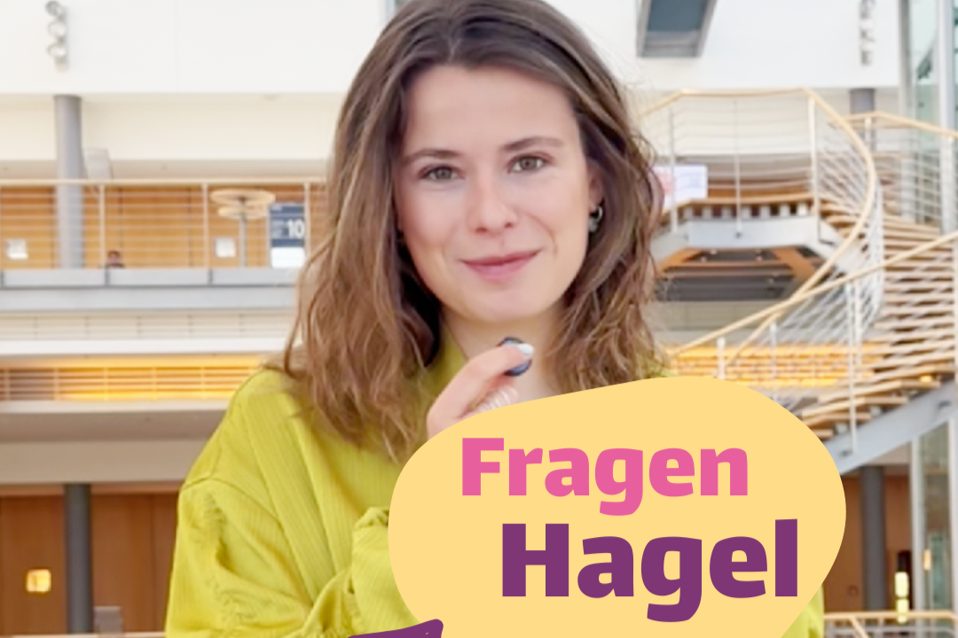 Auf dem Bild ist Luisa Neubauer zu sehen. Dazu der Schriftzug "Fragenhagel"