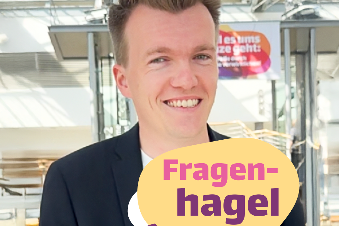 Auf dem Bild ist Luca Piwodda zu sehen. Dazu der Schriftzug "Fragenhagel"
